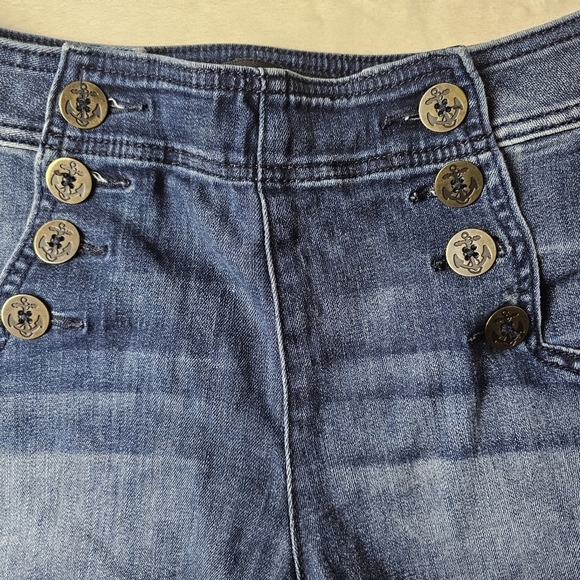 Express Jean Shorts 8 Women’s button front denim Jorts - Picture 4 of 9